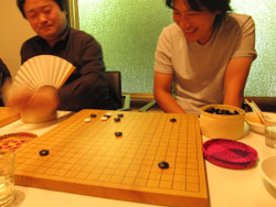 左の扇子が似合うお方は山田至宝先生